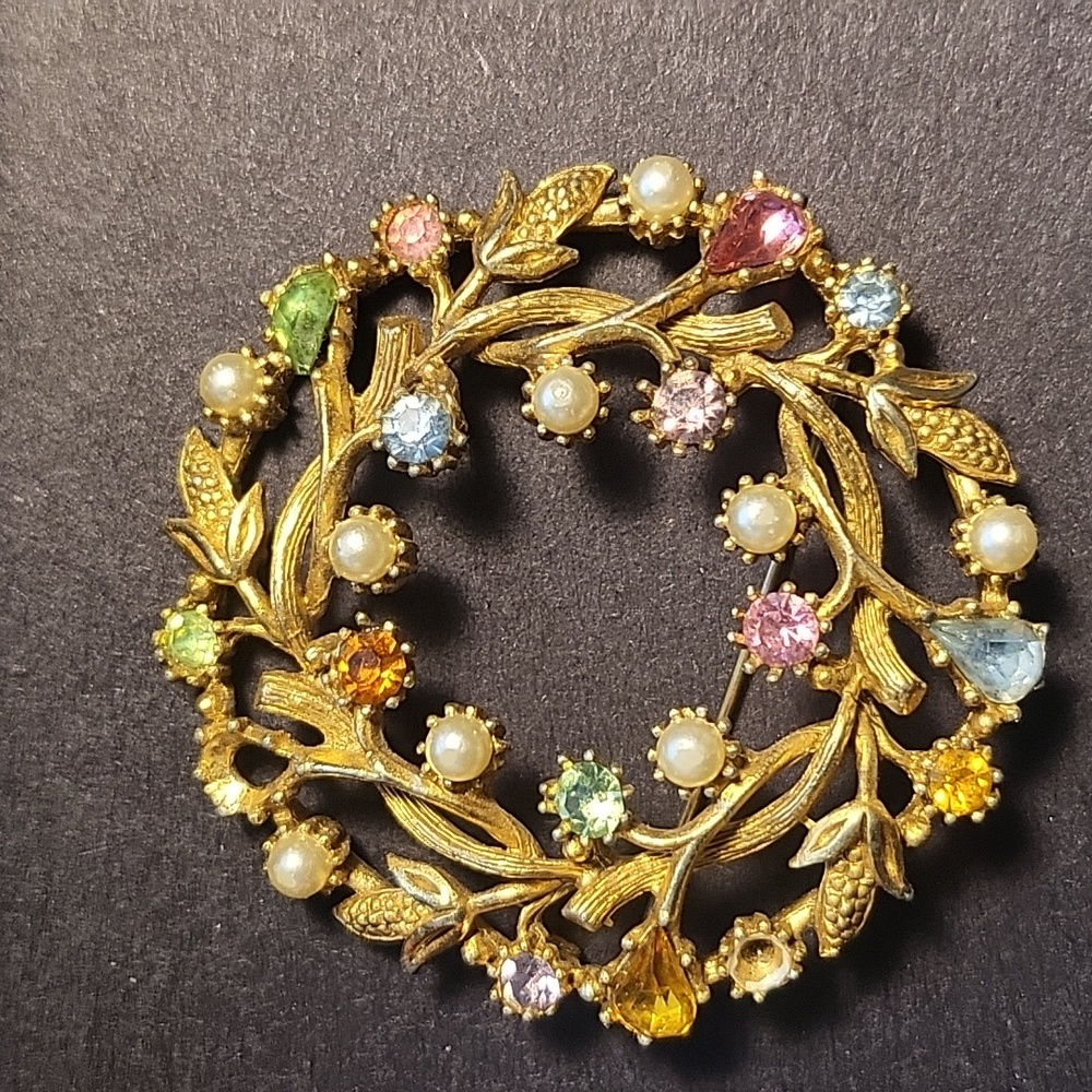 Vintage flower wreath brooch.